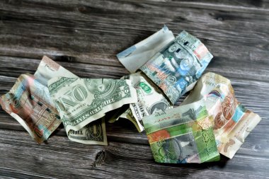Kırışmış ve buruşmuş Kuveyt yarım, çeyrek ve bir KWD dinar banknot ve bir Amerikan doları nakit para, para enflasyonu ve değer kaybı, düşüş konsepti, iş ve piyasa krizi