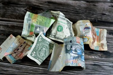 Kırışmış ve buruşmuş Kuveyt yarım, çeyrek ve bir KWD dinar banknot ve bir Amerikan doları nakit para, para enflasyonu ve değer kaybı, düşüş konsepti, iş ve piyasa krizi