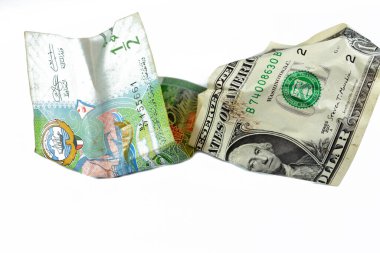 Kırışmış ve buruşmuş Kuveyt 'in yarısı KWD dinar banknotu ve 11 Amerikan doları nakit para, para enflasyonu ve değer kaybı, düşüş konsepti, iş ve piyasa krizi, seçici odaklanma