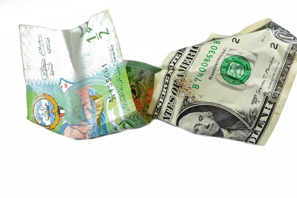 Kırışmış ve buruşmuş Kuveyt 'in yarısı KWD dinar banknotu ve 11 Amerikan doları nakit para, para enflasyonu ve değer kaybı, düşüş konsepti, iş ve piyasa krizi, seçici odaklanma