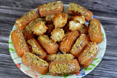 Tulumba, Bamiyeh veya Balah El Sham kremalı ve şam fıstığı ve fındıkla kaplı, pekmeze batırılmış bol yağda kızartılmış tatlı, jalebi ve churros 'a benzer, Arapça balah ash-sham