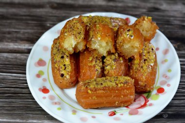 Tulumba, Bamiyeh veya Balah El Sham kremalı ve şam fıstığı ve fındıkla kaplı, pekmeze batırılmış bol yağda kızartılmış tatlı, jalebi ve churros 'a benzer, Arapça balah ash-sham