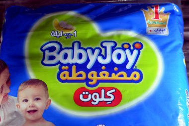 Kahire, Mısır, 5 Nisan 2023: Sıkıştırılmış bebek bezi bebek bezi bezleri kolayca değiştirilir ve çıkarılır, Babyjoy Culotte sıkıştırılmış elmas yastığıyla sıvıyı emer, seçici bir şekilde odaklanır.