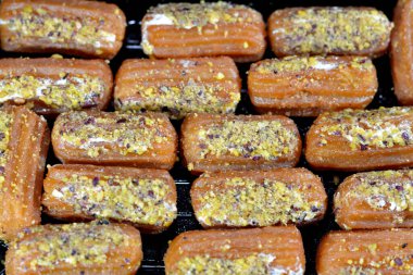 Tulumba, Bamiyeh veya Balah El Sham kremalı ve şam fıstığı ve fındıkla kaplı, pekmeze batırılmış bol yağda kızartılmış tatlı, jalebi ve churros 'a benzer, Arapça balah ash-sham