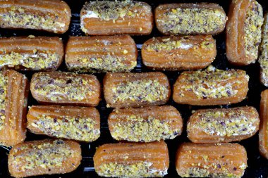 Tulumba, Bamiyeh veya Balah El Sham kremalı ve şam fıstığı ve fındıkla kaplı, pekmeze batırılmış bol yağda kızartılmış tatlı, jalebi ve churros 'a benzer, Arapça balah ash-sham