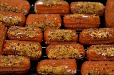 Tulumba, Bamiyeh veya Balah El Sham kremalı ve şam fıstığı ve fındıkla kaplı, pekmeze batırılmış bol yağda kızartılmış tatlı, jalebi ve churros 'a benzer, Arapça balah ash-sham