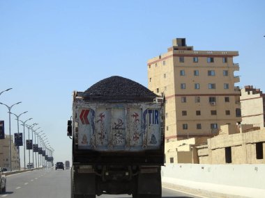 Kahire, Mısır, 16 Nisan 2023: Bitumen asfaltı olan bir kamyon, yapışkan, siyah, son derece yapışkan bir sıvı veya yarı katı bir petrol formu, asfaltum, doğal kaynaklarda bulunabilir veya rafine edilmiş bir ürün olabilir