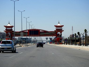 Kahire, Mısır, 16 Nisan 2023: Mısır 'da Shinzo Abe ekseni devriye otoyolu geleneksel Japon mimari tarzında tamamlanmış bir yaya köprüsü ile, trafik otoyoluna eski Japon başbakanı adı verilmiştir.