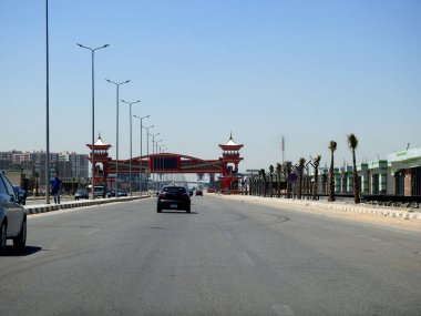 Kahire, Mısır, 16 Nisan 2023: Mısır 'da Shinzo Abe ekseni devriye otoyolu geleneksel Japon mimari tarzında tamamlanmış bir yaya köprüsü ile, trafik otoyoluna eski Japon başbakanı adı verilmiştir.