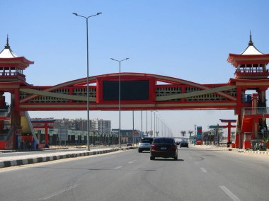 Kahire, Mısır, 16 Nisan 2023: Mısır 'da Shinzo Abe ekseni devriye otoyolu geleneksel Japon mimari tarzında tamamlanmış bir yaya köprüsü ile, trafik otoyoluna eski Japon başbakanı adı verilmiştir.