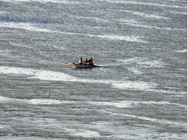 Kahire, Mısır, 16 Nisan 2023: Kahire 'de Mısır Nehri' nde seyreden küçük, ilkel bir ahşap tekne, kuzeydoğu Afrika 'da büyük bir kuzey akıntısı nehri.