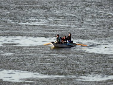 Kahire, Mısır, 16 Nisan 2023: Kahire 'de Mısır Nehri' nde seyreden küçük, ilkel bir ahşap tekne, kuzeydoğu Afrika 'da büyük bir kuzey akıntısı nehri.