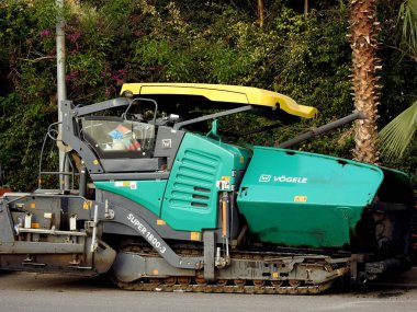 Kahire, Mısır, 7 Nisan 2023: Track asfalt kaldırım kamyonu, bir kaldırım taşı (Road Paver finisher, asfalt kaldırım makinesi) asfalt beton döşemek için kullanılan bir inşaat malzemesidir.