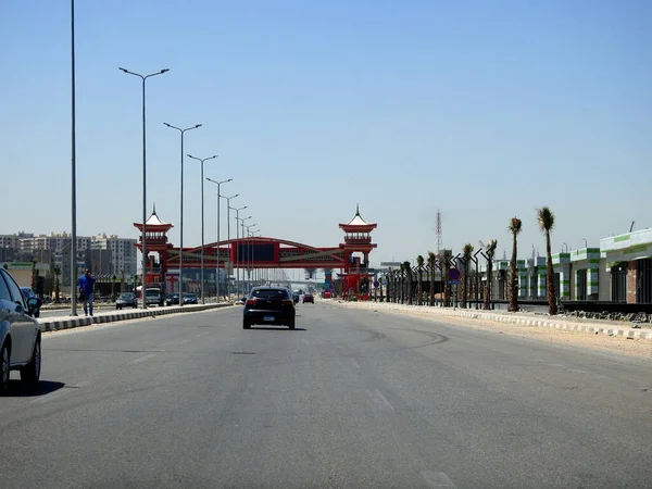 Kahire, Mısır, 16 Nisan 2023: Mısır 'da Shinzo Abe ekseni devriye otoyolu geleneksel Japon mimari tarzında tamamlanmış bir yaya köprüsü ile, trafik otoyoluna eski Japon başbakanı adı verilmiştir.