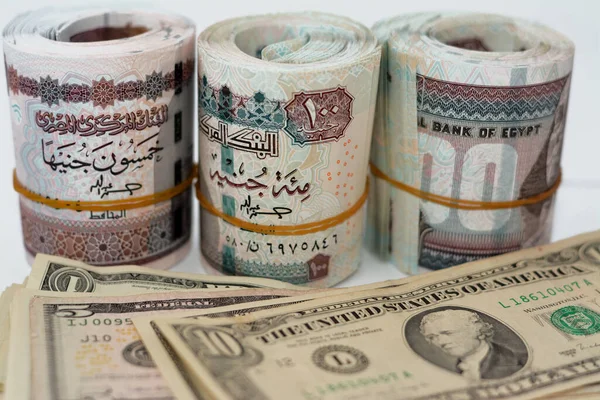 埃及面额100埃及镑和50埃及镑的钞票和50镑的美元旧旧币钞票 埃及和美国的货币兑换率 — 图库照片