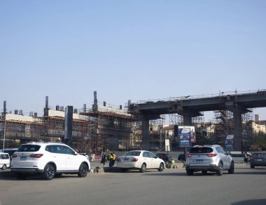 Kahire, Mısır, 18 Nisan 2023: Orascom şirketi tarafından Yeni Kahire şehrinde kolonları ve rayları olan, hızlı ulaşım sistemi, en uzun tek raylı şöför, en az raylı raylı sistem,