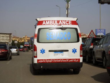 Kahire, Mısır, 18 Nisan 2023: Yolun kenarında bir ambulans, SemadCo ambulansı, Arapça çevirisi, Al Nasr şirketi Süveyş 'te gübre ve kimyasal sanayi üretimi için