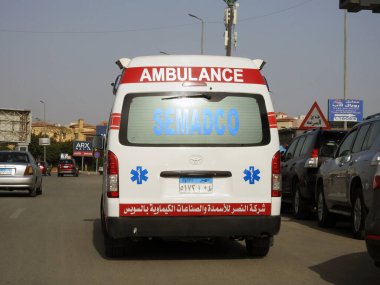 Kahire, Mısır, 18 Nisan 2023: Yolun kenarında bir ambulans, SemadCo ambulansı, Arapça çevirisi, Al Nasr şirketi Süveyş 'te gübre ve kimyasal sanayi üretimi için