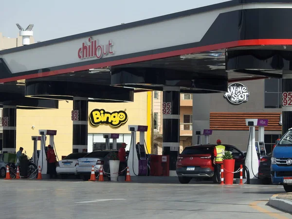 2023年4月18日 埃及开罗 埃及新开罗的一个加油站 里面有商店和餐馆 还有电动汽车和汽车的收费 — 图库照片