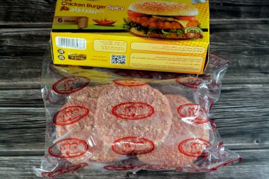 Kahire, Mısır, 7 Nisan 2023: Atyab baharatlı tavuk burger ve baharat karışımı, genellikle kızarmış tavuk, baharatlı ekmek kırıntıları, rendelenmiş soğan ve sarımsaklı.
