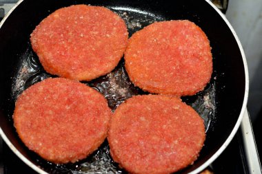 Baharatlı tavuk burgeri, bol baharatlı, malzemeli ve ekmek kırıntılarıyla harmanlanmış. Genellikle kızarmış tavuk, baharatlı ekmek kırıntıları, rendelenmiş soğan ve sığ yağda kızartılan sarımsak.