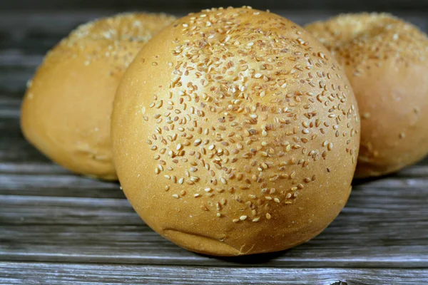 圆的手工汉堡包汉堡包面包面包面包面包面包面包是一种面包卷 通常用面粉 黄油制成 里面塞满了美味的填充物 — 图库照片