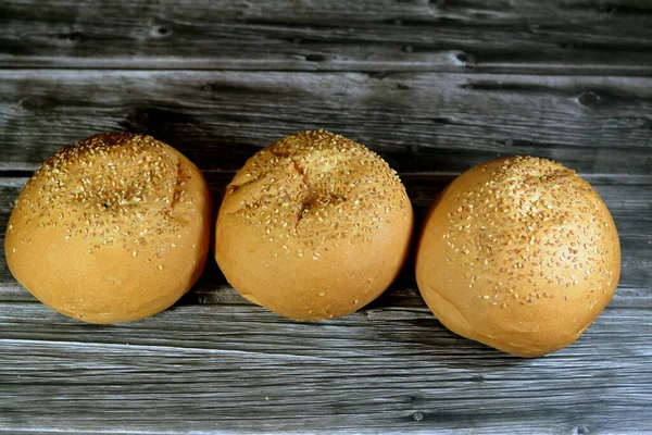 Круглые Руки Гамбургер Булочка Запеченные Покрыты Кунжутом Семян Булочка Является — стоковое фото