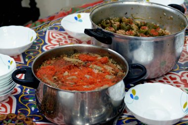 Farklı yemek türleriyle Ramazan ayı iftar masası, Arap geleneksel Mahshi mutfağı veya doldurulmuş üzüm yaprağı, lahana ve dolma dolma dolma dolma dolma dolma dolma dolma dolma biber, beyaz pirinç, soğan
