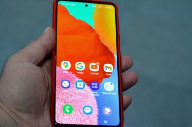 Kahire, Mısır, 8 Nisan 2023: Samsung akıllı telefon, Gmail, krom, Google, sürücü, YouTube, Maps, Galeri, Meet ve Google oyun uygulamaları, cep telefonu uygulamaları başlatılıyor