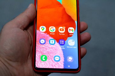 Kahire, Mısır, 8 Nisan 2023: Samsung akıllı telefon, Gmail, krom, Google, sürücü, YouTube, Maps, Galeri, Meet ve Google oyun uygulamaları, cep telefonu uygulamaları başlatılıyor