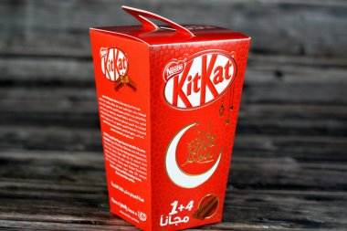 Kahire, Mısır, 9 Nisan 2023: KitKat çikolatası York, İngiltere 'de Rowntree tarafından şekerleme kaplı ve şimdi bir karton fanatik Ramazan feneri içinde Nestl tarafından küresel olarak üretiliyor.