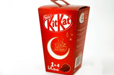 Kahire, Mısır, 9 Nisan 2023: KitKat çikolatası York, İngiltere 'de Rowntree tarafından şekerleme kaplı ve şimdi bir karton fanatik Ramazan feneri içinde Nestl tarafından küresel olarak üretiliyor.