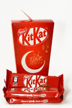 Kahire, Mısır, 9 Nisan 2023: KitKat çikolatası York, İngiltere 'de Rowntree tarafından şekerleme kaplı ve şimdi bir karton fanatik Ramazan feneri içinde Nestl tarafından küresel olarak üretiliyor.