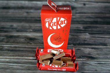 Kahire, Mısır, 9 Nisan 2023: KitKat çikolatası York, İngiltere 'de Rowntree tarafından şekerleme kaplı ve şimdi bir karton fanatik Ramazan feneri içinde Nestl tarafından küresel olarak üretiliyor.