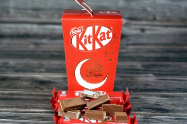 Kahire, Mısır, 9 Nisan 2023: KitKat çikolatası York, İngiltere 'de Rowntree tarafından şekerleme kaplı ve şimdi bir karton fanatik Ramazan feneri içinde Nestl tarafından küresel olarak üretiliyor.