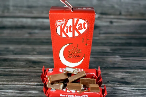Cairo Egipto Abril 2023 Confección Barras Obleas Cubiertas Chocolate Kitkat —  Fotos de Stock