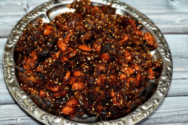 Badem ve susam tohumları ve ghee ile karıştırılmış siyah tarihli Agwa veya Ajwa, Ramazan 'da geleneksel bir atıştırmalık ve bayram, Ramazan ayı ve bayram kutlamaları kavramlarıdır.