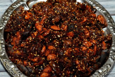 Badem ve susam tohumları ve ghee ile karıştırılmış siyah tarihli Agwa veya Ajwa, Ramazan 'da geleneksel bir atıştırmalık ve bayram, Ramazan ayı ve bayram kutlamaları kavramlarıdır.