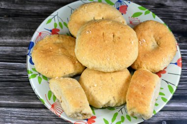 El-Fitr bayramını kutlamak için Arap geleneksel kurabiyeleri, Ajwa agwa tarihleriyle doldurulmuş Mısır kurabiyeleri, kutlamalarda çok popüler olan Mısırlı Mamoul feteer.