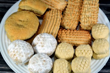 Geleneksel Arap kurabiyeleri İslami bayramları kutlamak için El-Fitr ziyafeti için, Mısır Ghoriba 'sı ghee' den, Mısır kahvesi pudra şekeriyle kaplı, doldurulmuş Mamul ve Mısır bayramı bisküvileri