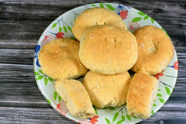 El-Fitr bayramını kutlamak için Arap geleneksel kurabiyeleri, Ajwa agwa tarihleriyle doldurulmuş Mısır kurabiyeleri, kutlamalarda çok popüler olan Mısırlı Mamoul feteer.