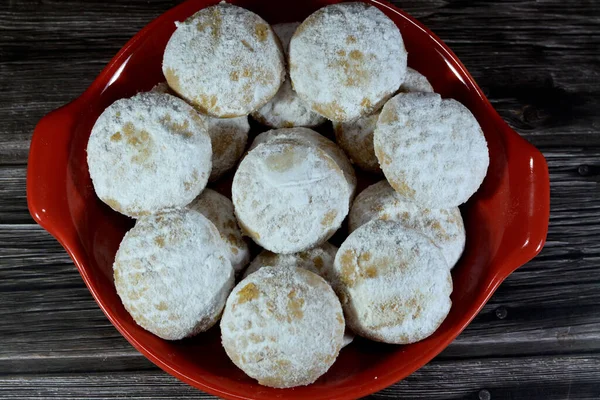 エルフィトル祭のイスラム教の祝日を祝うための伝統的なアラビアのクッキーの終わり 粉末砂糖と詰め物のナッツとヘーゼルナッツで覆われたエジプトのカークとマルバン孤立 — ストック写真