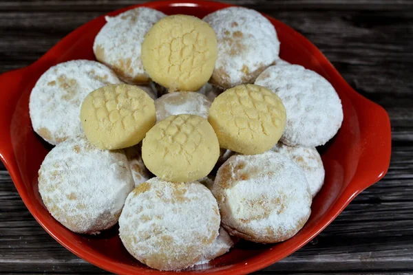 伝統的なアラビアのクッキーは 粉末砂糖とぬいぐるみナッツとヘーゼルナッツで覆われたギーとエジプトのカークで作られているエル フィトルの祭り エジプトのゴリーバのイスラム休日を祝うために — ストック写真