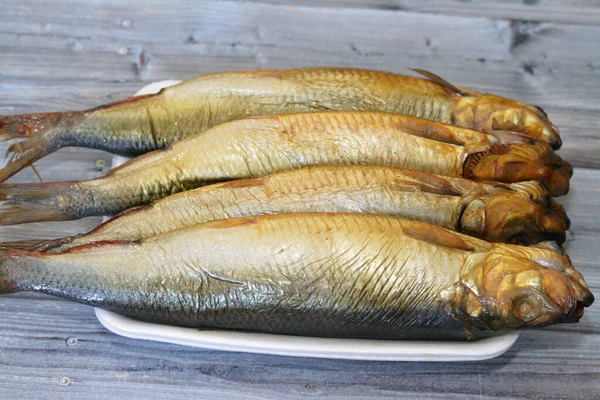 연기가 소금기있는 물고기 소금에 소금에 그리고 훈제된 다링이라고 도알려져 물고기들은 — 스톡 사진