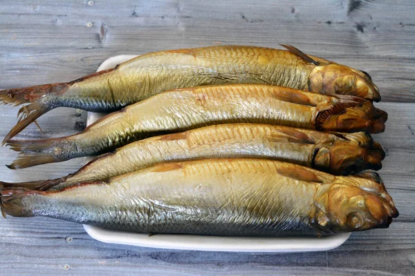 연기가 소금기있는 물고기 소금에 소금에 그리고 훈제된 다링이라고 도알려져 물고기들은 — 스톡 사진
