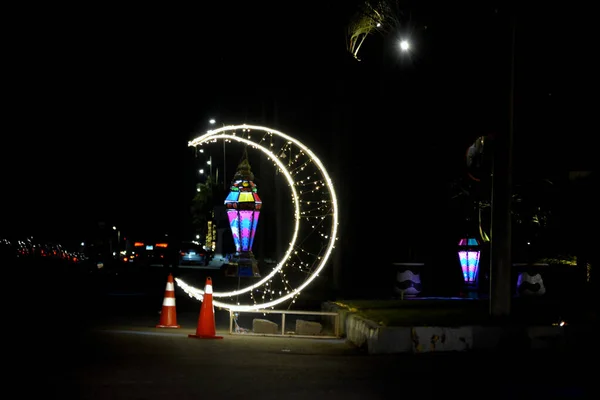 エジプト カイロ2023年4月17日 ラマダーン月を祝うお祝いの印として 街路にラマダーン月の有名な灯ろうが灯された三日月 — ストック写真