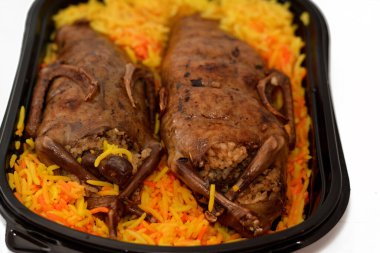 Mısır Hamam Mahşisi doldurulmuş güvercin, Arap mutfağı, pirinç dolu geleneksel doldurulmuş Mısır güvercin tabağı ve Freekeh çatlamış yeşil buğday taneleri, doğulu kızarmış güvercin yemeği ve Basmati pilavı.