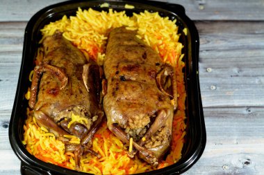 Mısır Hamam Mahşisi doldurulmuş güvercin, Arap mutfağı, pirinç dolu geleneksel doldurulmuş Mısır güvercin tabağı ve Freekeh çatlamış yeşil buğday taneleri, doğulu kızarmış güvercin yemeği ve Basmati pilavı.