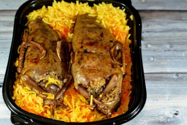 Mısır Hamam Mahşisi doldurulmuş güvercin, Arap mutfağı, pirinç dolu geleneksel doldurulmuş Mısır güvercin tabağı ve Freekeh çatlamış yeşil buğday taneleri, doğulu kızarmış güvercin yemeği ve Basmati pilavı.