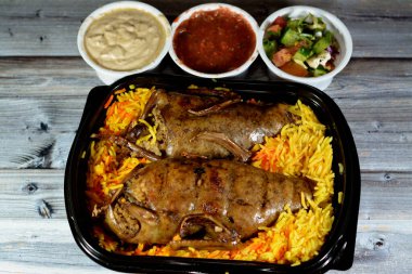 Mısır Hamam Mahşisi doldurulmuş güvercin, Arap mutfağı, pirinç dolu geleneksel doldurulmuş Mısır güvercin tabağı ve Freekeh çatlamış yeşil buğday taneleri, doğulu kızarmış güvercin yemeği ve Basmati pilavı.